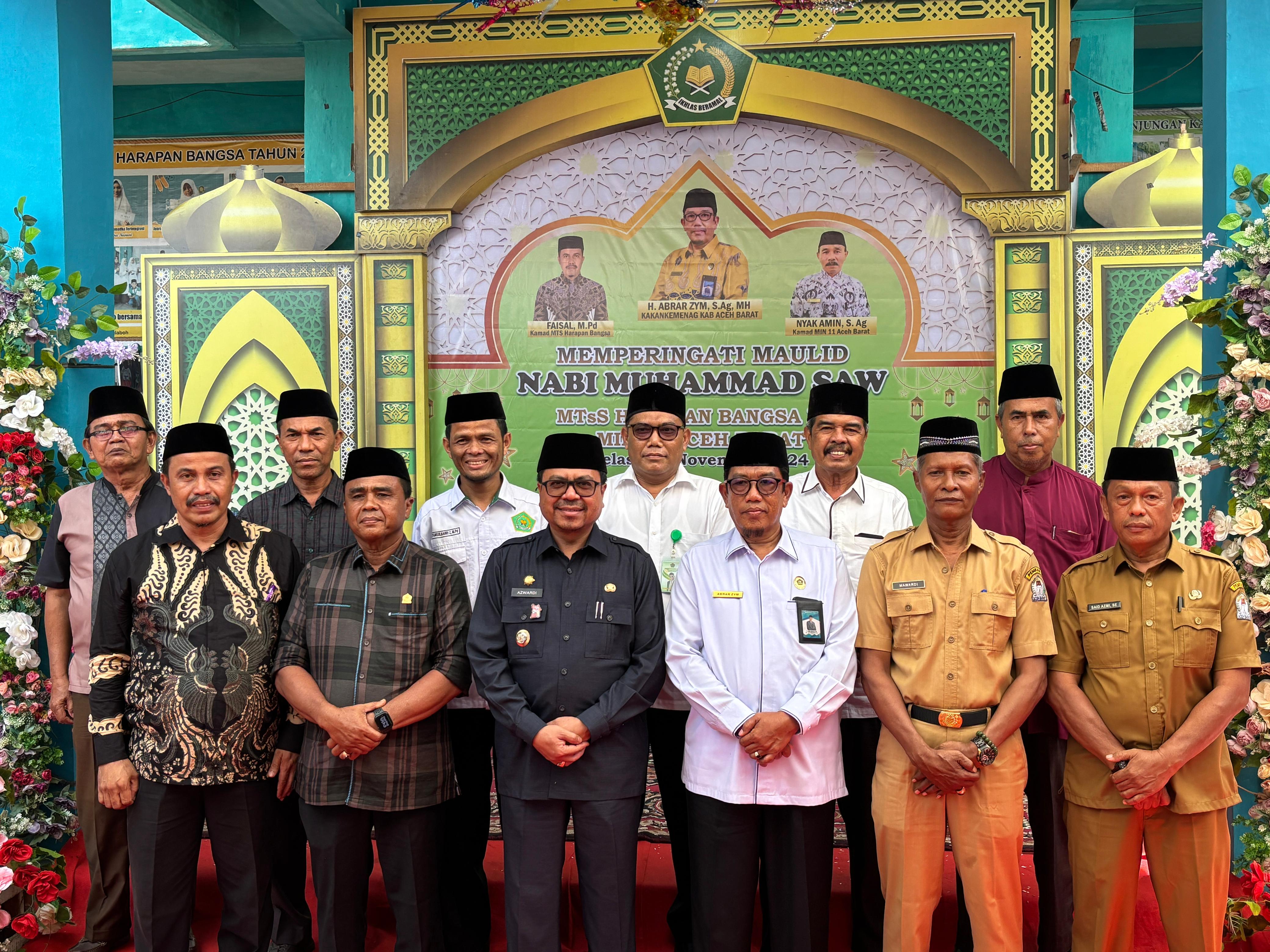 KAKANKEMENAG ACEH BARAT, H. ABRAR ZYM, S.Ag., MH. HADIRI MAULID NABI MUHAMMAD SAW DI MTsS HARAPAN BANGSA MEULABOH